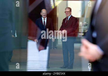 OLAF Scholz und Keir Starmer bei der Ankunft zum QUAD Treffen anlässlich des Besuchs des amerikanischen Präsidenten Joe Biden im Bundeskanzleramt. Berlino, 18.10.2024 Foto Stock