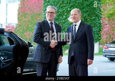 Keir Starmer und Olaf Scholz bei der Ankunft zum QUAD Treffen anlässlich des Besuchs des amerikanischen Präsidenten Joe Biden im Bundeskanzleramt. Berlino, 18.10.2024 Foto Stock