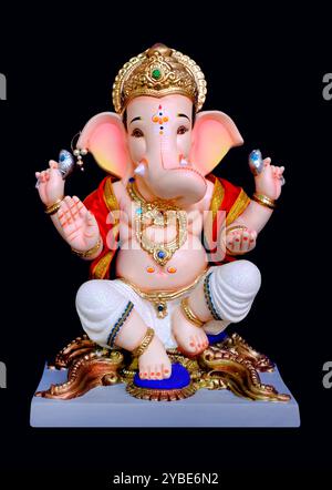 Dio indù Ganesha su sfondo nero, Ganesha Idol. Ganesh Festival. Foto Stock