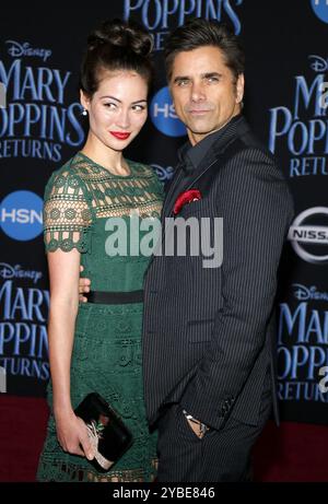 Caitlin McHugh e John Stamos alla prima mondiale di "Mary Poppins Returns" della Disney, tenutasi al Dolby Theatre di Hollywood, USA, il 29 novembre 2018. Foto Stock