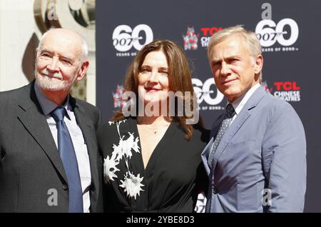 Christoph Waltz sostiene i produttori Michael G. Wilson e Barbara Broccoli alla cerimonia delle loro stampe al TCL Chinese Theatre di Hollywood, USA, il 21 settembre 2022. Foto Stock