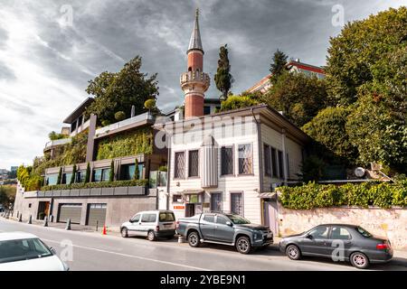 Istanbul, Turkiye - 14 ottobre 2024: Kayalar Mescidi, una piccola moschea situata sulla costa di Bebek a Besiktas, lato europeo del Bosforo. Foto Stock