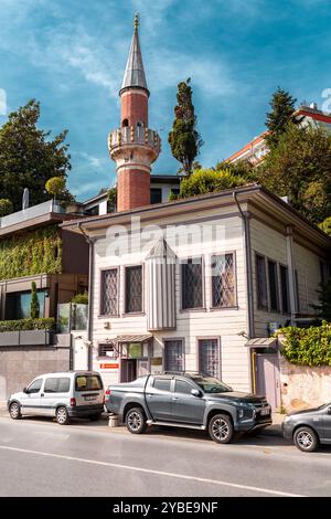 Istanbul, Turkiye - 14 ottobre 2024: Kayalar Mescidi, una piccola moschea situata sulla costa di Bebek a Besiktas, lato europeo del Bosforo. Foto Stock