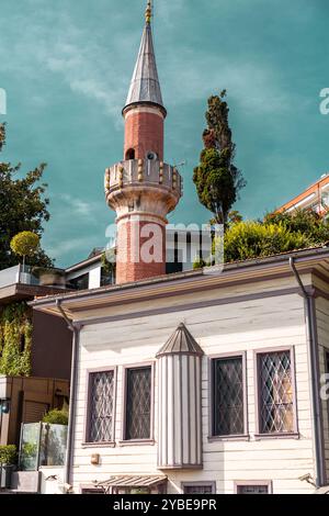 Istanbul, Turkiye - 14 ottobre 2024: Kayalar Mescidi, una piccola moschea situata sulla costa di Bebek a Besiktas, lato europeo del Bosforo. Foto Stock