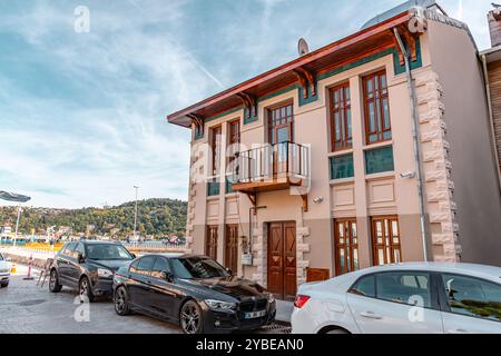 Istanbul, Turkiye - 14 ottobre 2024: La costa di Arnavutkoy, un quartiere ricco e un popolare punto turistico a Besiktas, il lato europeo del Bos Foto Stock