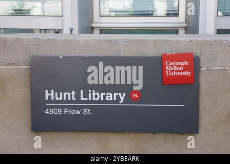 Pittsburgh, Pennsylvania, Stati Uniti - 12 agosto 2024: Cartello della Hunt Library sul campus universitario di Pittsburgh della Carnegie Mellon. Foto Stock