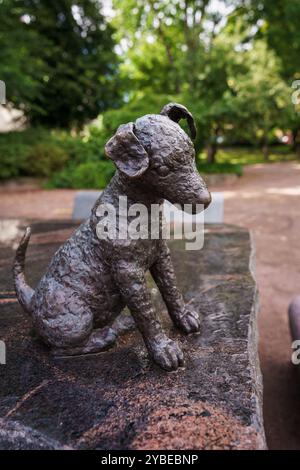 Kotka, Finlandia. 10 agosto 2024 - piccola statua di cane in bronzo di Sanna Karlsson-Sutisna su un tavolo di granito nel Parco Sibelius Foto Stock