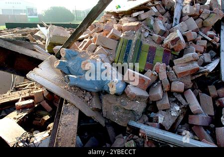 Il pub Elephant and Castle all'angolo tra Stafford Street e Cannock Road, Wolverhampton si è ridotto ad un mucchio di macerie dopo essere stato demolito da Peel Holdings plc domenica 4 marzo 2001.; la statua in ceramica blu dell'elefante, una volta parte del punto di riferimento della città, è tra le macerie. Foto Stock