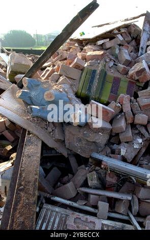 Il pub Elephant and Castle all'angolo tra Stafford Street e Cannock Road, Wolverhampton si è ridotto ad un mucchio di macerie dopo essere stato demolito da Peel Holdings plc domenica 4 marzo 2001.; la statua in ceramica blu dell'elefante, una volta parte del punto di riferimento della città, è tra le macerie. Foto Stock