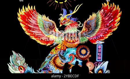 Arcadia, Stati Uniti. 18 ottobre 2024. La gente visita il 2024 Los Angeles Lantern Art Expo ad Arcadia, Los Angeles County, California, Stati Uniti, il 17 ottobre, 2024. il Los Angeles Lantern Art Expo del 2024 è stato lanciato mercoledì sera, mostrando la cultura tradizionale cinese con più di 60 set di lanterne, spettacoli culturali e cucina cinese. Crediti: Qiu Chen/Xinhua/Alamy Live News Foto Stock