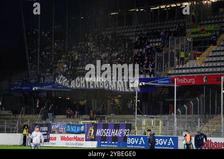 Friburgo Im Breisgau, Germania. 18 ottobre 2024. G?stefanblock des SV Eintracht-Trier Regionalliga S?ovest: SC Freiburg II vs. SV Eintracht-Trier, Dreisamstadion, Friburgo AM 18.10.2024 LE NORMATIVE DFB VIETANO QUALSIASI USO DI FOTOGRAFIE COME SEQUENZE DI IMMAGINI E/O QUASI-VIDEO. Credito: dpa/Alamy Live News Foto Stock