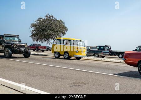 Gulfport, MS - 4 ottobre 2023: Vista grandangolare dell'angolo anteriore di un autobus Volkswagen Kombi Type 2 personalizzato 1973 in una mostra automobilistica locale. Foto Stock