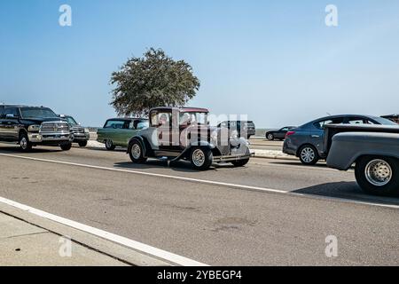 Gulfport, MS - 4 ottobre 2023: Vista grandangolare dell'angolo anteriore di una Ford Model A Coupé del 1930 in occasione di una fiera automobilistica locale. Foto Stock