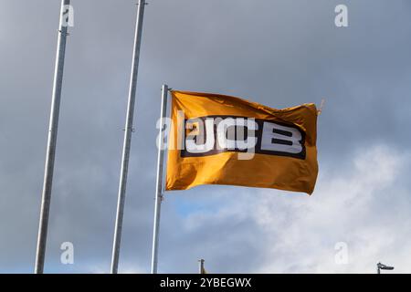 Newport, Shropshire, Regno Unito – 17 ottobre 2024: Bandiera con il logo della società produttrice di macchinari da costruzione, JCB Foto Stock