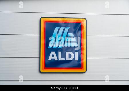 Newport, Shropshire, Regno Unito – 17 ottobre 2024: Segnaletica esterna della catena multinazionale tedesca di supermercati, Aldi Foto Stock