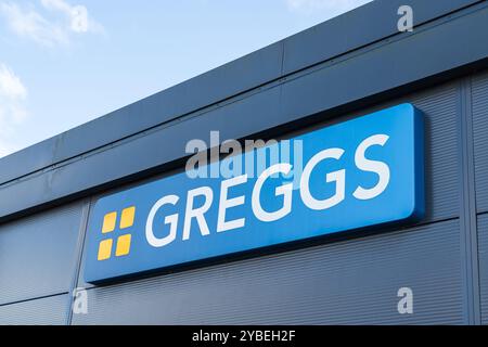 Newport, Shropshire, Regno Unito – 17 ottobre 2024: Segnaletica esterna laterale del ristorante fast food britannico Greggs Foto Stock