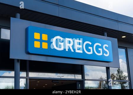 Newport, Shropshire, Regno Unito - 17 ottobre 2024: Cartello con l'ingresso anteriore esterno del fast food Greggs Foto Stock