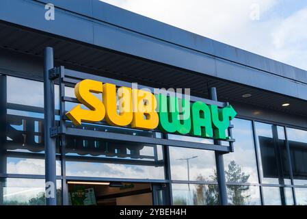 Newport, Shropshire, Regno Unito – 17 ottobre 2024: Segnaletica esterna della catena globale di fast food Subway Foto Stock