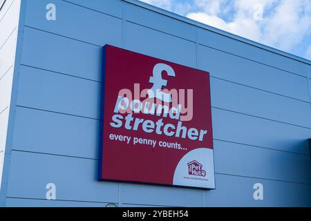 Newport, Shropshire, Regno Unito – 17 ottobre 2024: Segno esterno del negozio di bilancio del Regno Unito, Poundstretcher Foto Stock