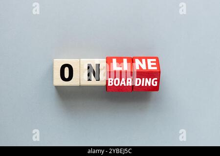 Simbolo di onboarding online. I cubi di legno ruotati formano la parola "onboarding online". Splendido sfondo grigio, concetto aziendale di onboarding online. Co Foto Stock