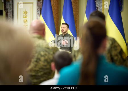 Kiev, Ucraina. 18 ottobre 2024. Il presidente ucraino Volodymyr Zelenskyy, sta per l'inno nazionale durante un evento che assegna certificati di appartamento agli Eroi dell'Ucraina e ai familiari dei guerrieri caduti al Palazzo Mariinsky, 18 ottobre 2024 a Kiev, Ucraina. Credito: Presidenza Ucraina/Ufficio stampa presidenziale ucraino/Alamy Live News Foto Stock