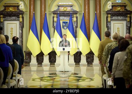 Kiev, Ucraina. 18 ottobre 2024. Il presidente ucraino Volodymyr Zelenskyy, sta per l'inno nazionale durante un evento che assegna certificati di appartamento agli Eroi dell'Ucraina e ai familiari dei guerrieri caduti al Palazzo Mariinsky, 18 ottobre 2024 a Kiev, Ucraina. Credito: Presidenza Ucraina/Ufficio stampa presidenziale ucraino/Alamy Live News Foto Stock