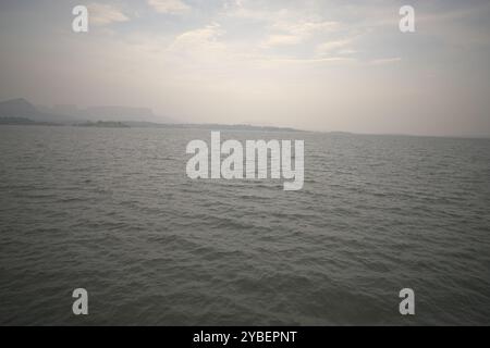 Ieri ho convinto il Sole e il Lago a posare per me... Foto Stock