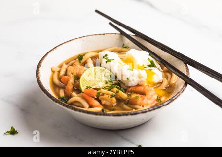 Ramen Wagyu zuppa nel recipiente Foto Stock
