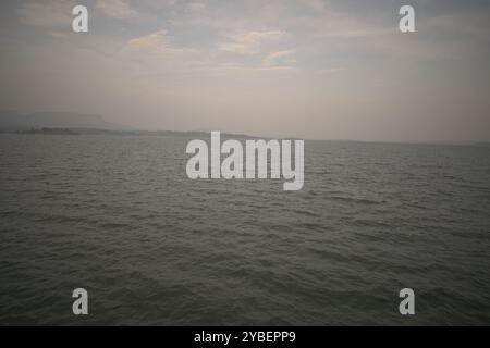 Ieri ho convinto il Sole e il Lago a posare per me... Foto Stock