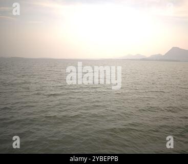 Ieri ho convinto il Sole e il Lago a posare per me... Foto Stock