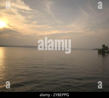 Ieri ho convinto il Sole e il Lago a posare per me... Foto Stock