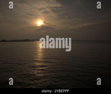 Ieri ho convinto il Sole e il Lago a posare per me... Foto Stock