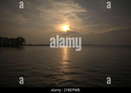 Ieri ho convinto il Sole e il Lago a posare per me... Foto Stock