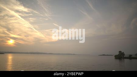 Ieri ho convinto il Sole e il Lago a posare per me... Foto Stock