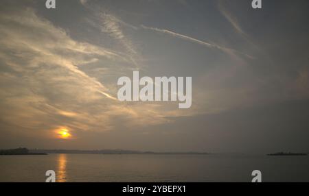 Ieri ho convinto il Sole e il Lago a posare per me... Foto Stock