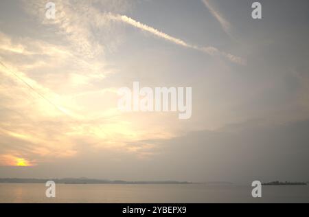 Ieri ho convinto il Sole e il Lago a posare per me... Foto Stock