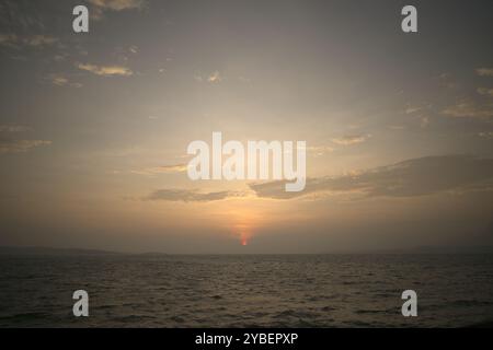 Ieri ho convinto il Sole e il Lago a posare per me... Foto Stock