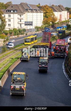 Neue Flüsterasphalt Decke für Die Autobahn A40, im Stadtgebiet von Essen, Fahrtrichtung Dortmund, 95,000 Quadratmetern offenporiger Asphalt werden, auf einer Strecke von rund 6 KM aufgebracht, Die Autobahn wird dafür 1 Woche gesperrt, Busspur, NRW, Deutschland, Autobahn Asphaltierung Wird 1 km di superficie della superstrada aperta per la strada statale di 95.000 metri circa NRW, Germania, asfaltatura della superstrada Foto Stock