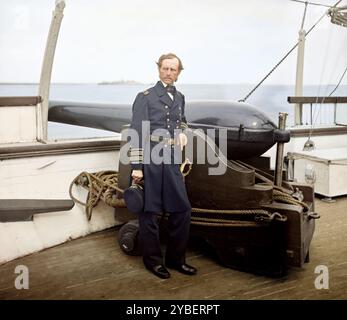 Il contrammiraglio John A. Dahlgren in piedi accanto a un cannone Dahlgren sul ponte della U.S.S. Pawnee a Charleston Harbor, South Carolina. Creato il 17 giugno 1865. Fotografie della Federal Navy e spedizioni in mare contro la costa atlantica della Confederazione. Posibly creata da Mathew Brady. Foto Stock