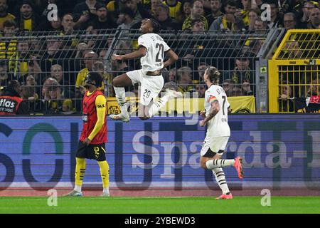 1) Bundesliga - Borussia Dortmund - FC St. Pauli am 18.10.2024 im Signal Iduna Park a Dortmund Jubel, Torjubel, Torschuetze, Torschütze Morgan Guilavogui (St. Pauli) Jubelt nach seinem Tor zum 0:1. Foto: Osnapix Foto Stock