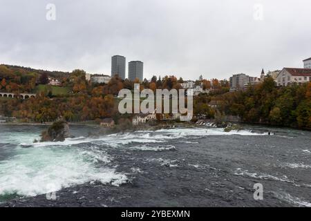 Cascate del Reno a Neuhausen, Svizzera. Vista dal ponte sul Reno Foto Stock