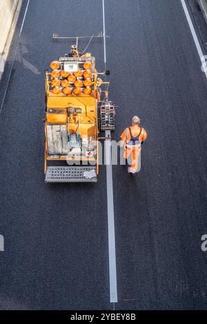 Lavori di marcatura dopo l'applicazione di una nuova superficie di asfalto sussurro per l'autostrada A40, nella città di Essen, in direzione Dortmund, 95.000 metri quadrati Foto Stock