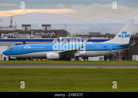 KLM Boeing 737-8K2 PH-BGC in rullaggio alla pista dell'aeroporto di Edimburgo, Scozia, Regno Unito per il decollo per Un volo di linea verso l'Olanda Foto Stock