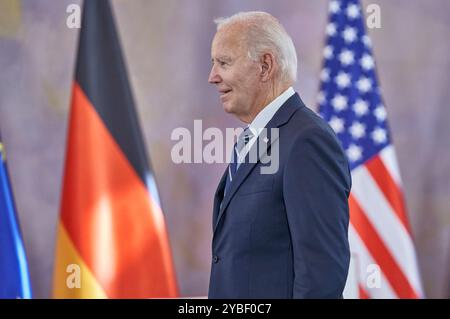 Joe Biden bei der Verleihung der Sonderstufe des Großkreuzes des Verdienstordens der Bundesrepublik Deutschland an für Biden Präsident dessen Einsatz für die deutsch-amerikanische Freundschaft und die transatlantische Partnerschaft im Schloss Bellevue. Berlino, 18.10.204 *** Joe Biden alla consegna del livello speciale della Gran Croce dell'ordine al merito della Repubblica Federale di Germania al Presidente Biden per il suo impegno nell'amicizia tedesco-americana e la partnership transatlantica al Palazzo Bellevue di Berlino, 18 10 204 foto:Xu.xStammx/xFuturexImagex ordensverleihung 4017 Foto Stock