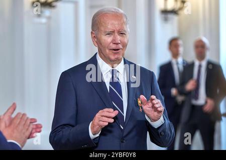 Joe Biden bei der Verleihung der Sonderstufe des Großkreuzes des Verdienstordens der Bundesrepublik Deutschland an für Biden Präsident dessen Einsatz für die deutsch-amerikanische Freundschaft und die transatlantische Partnerschaft im Schloss Bellevue. Berlino, 18.10.204 *** Joe Biden alla consegna del livello speciale della Gran Croce dell'ordine al merito della Repubblica Federale di Germania al Presidente Biden per il suo impegno nell'amicizia tedesco-americana e la partnership transatlantica al Palazzo Bellevue di Berlino, 18 10 204 foto:Xu.xStammx/xFuturexImagex ordensverleihung 4046 Foto Stock