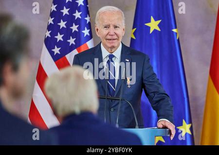 Joe Biden bei der Verleihung der Sonderstufe des Großkreuzes des Verdienstordens der Bundesrepublik Deutschland an für Biden Präsident dessen Einsatz für die deutsch-amerikanische Freundschaft und die transatlantische Partnerschaft im Schloss Bellevue. Berlino, 18.10.204 *** Joe Biden alla consegna del livello speciale della Gran Croce dell'ordine al merito della Repubblica Federale di Germania al Presidente Biden per il suo impegno nell'amicizia tedesco-americana e la partnership transatlantica al Palazzo Bellevue di Berlino, 18 10 204 foto:Xu.xStammx/xFuturexImagex ordensverleihung 4040 Foto Stock