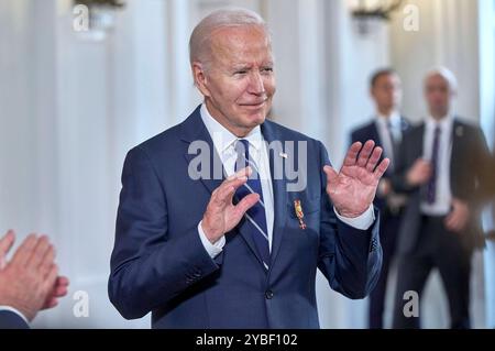 Joe Biden bei der Verleihung der Sonderstufe des Großkreuzes des Verdienstordens der Bundesrepublik Deutschland an für Biden Präsident dessen Einsatz für die deutsch-amerikanische Freundschaft und die transatlantische Partnerschaft im Schloss Bellevue. Berlino, 18.10.204 *** Joe Biden alla consegna del livello speciale della Gran Croce dell'ordine al merito della Repubblica Federale di Germania al Presidente Biden per il suo impegno nell'amicizia tedesco-americana e la partnership transatlantica al Palazzo Bellevue di Berlino, 18 10 204 foto:Xu.xStammx/xFuturexImagex ordensverleihung 4048 Foto Stock