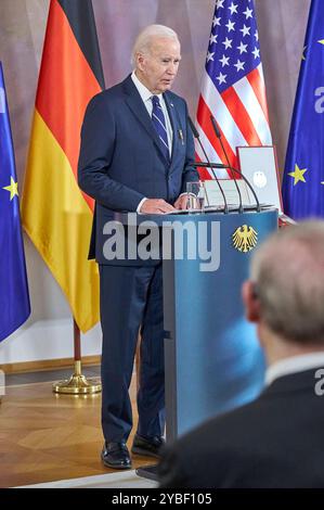 Joe Biden bei der Verleihung der Sonderstufe des Großkreuzes des Verdienstordens der Bundesrepublik Deutschland an für Biden Präsident dessen Einsatz für die deutsch-amerikanische Freundschaft und die transatlantische Partnerschaft im Schloss Bellevue. Berlino, 18.10.204 *** Joe Biden alla consegna del livello speciale della Gran Croce dell'ordine al merito della Repubblica Federale di Germania al Presidente Biden per il suo impegno nell'amicizia tedesco-americana e la partnership transatlantica al Palazzo Bellevue di Berlino, 18 10 204 foto:Xu.xStammx/xFuturexImagex ordensverleihung 4041 Foto Stock