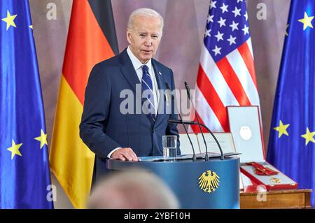 Joe Biden bei der Verleihung der Sonderstufe des Großkreuzes des Verdienstordens der Bundesrepublik Deutschland an für Biden Präsident dessen Einsatz für die deutsch-amerikanische Freundschaft und die transatlantische Partnerschaft im Schloss Bellevue. Berlino, 18.10.204 *** Joe Biden alla consegna del livello speciale della Gran Croce dell'ordine al merito della Repubblica Federale di Germania al Presidente Biden per il suo impegno nell'amicizia tedesco-americana e la partnership transatlantica al Palazzo Bellevue di Berlino, 18 10 204 foto:Xu.xStammx/xFuturexImagex ordensverleihung 4043 Foto Stock