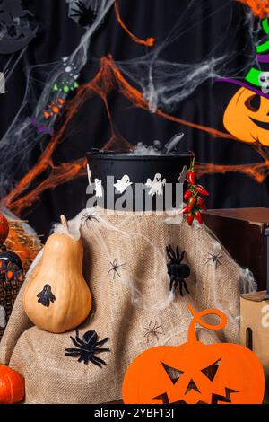 Zucche, fieno, scopa, calderone, fantasmi. Area fotografica per Halloween, decorazioni e oggetti di scena, vacanze autunnali. Foto Stock